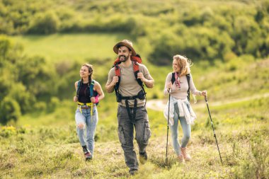 Mutlu arkadaş grubu doğa yürüyüşünün tadını çıkarıyor.. 
