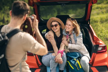 Mutlu, neşeli arkadaşlar kırsalda birlikte geziyorlar ve birlikte eğleniyorlar.. 