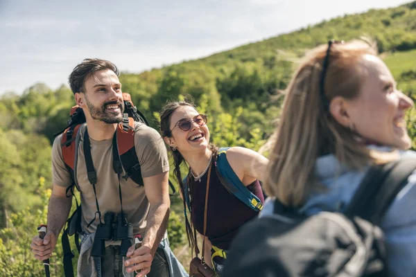 Bir grup arkadaş güneşli bir günde kır yürüyüşünde eğleniyorlar. 