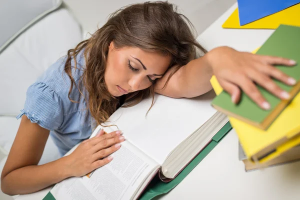Yorgun öğrenci kız — Stok fotoğraf