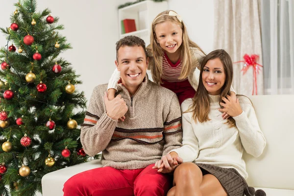 Счастливая семья на Рождество или Новый год — стоковое фото