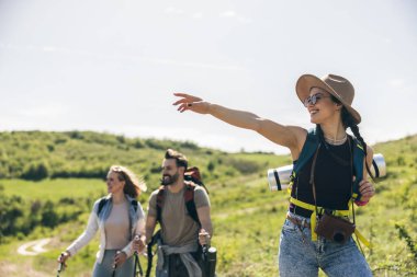 Doğa yürüyüşünün tadını çıkaran arkadaşlara duyulan mutlu kin.