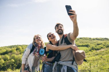 Arkadaşlar doğa yürüyüşü yaparken selfie çekiyorlar..