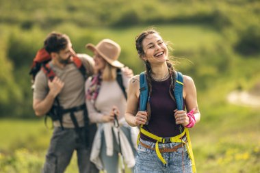 Mutlu arkadaş grubu doğa yürüyüşünün tadını çıkarıyor..