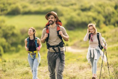 Mutlu arkadaş grubu doğa yürüyüşünün tadını çıkarıyor..