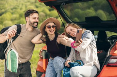 Mutlu, neşeli arkadaşlar kırsalda birlikte geziyorlar ve birlikte eğleniyorlar..
