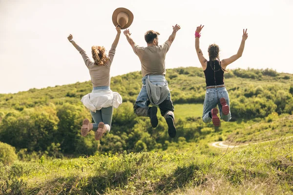 Güneşli bir günde kırsalda mutlu ve neşeli bir şekilde zıplamak..