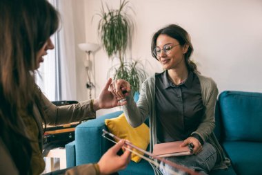 Keman eğitmeni evde bir öğrenciye nasıl enstrüman kullanılacağını anlatıyor..