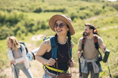 Dağları keşfederken doğada yürüyen ve yeniden yaratılan üç mutlu arkadaş..