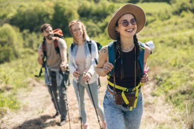 Üç mutlu arkadaş kırsalda yürürken anılar yaratıyor..