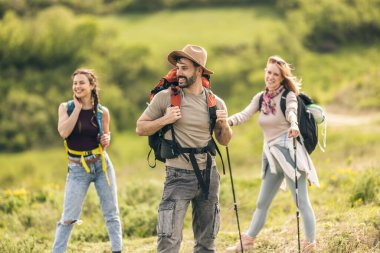 Mutlu arkadaş grubu doğa yürüyüşünün tadını çıkarıyor..