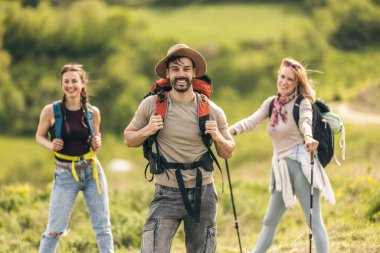 Mutlu arkadaş grubu doğa yürüyüşünün tadını çıkarıyor..