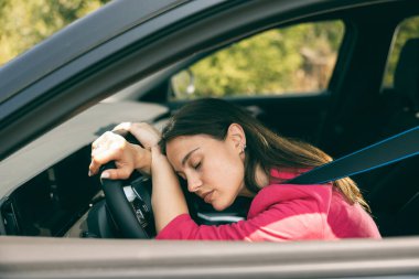 Genç bayan yorgun ve arabada duruyor..