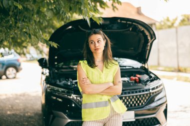 Sarı yelekli kadın yolda onu bekliyor..