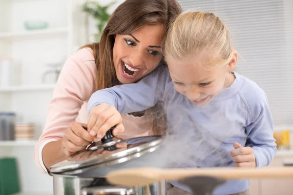 Мать и дочь на кухне — стоковое фото