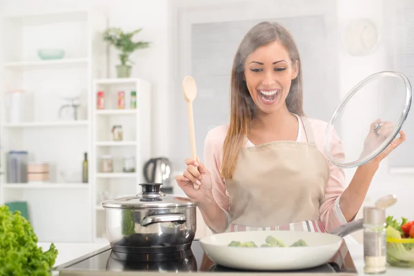 Meisje koken thuis — Stockfoto