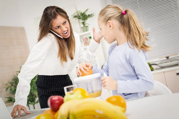 Overwerkte zakenvrouw thuis — Stockfoto