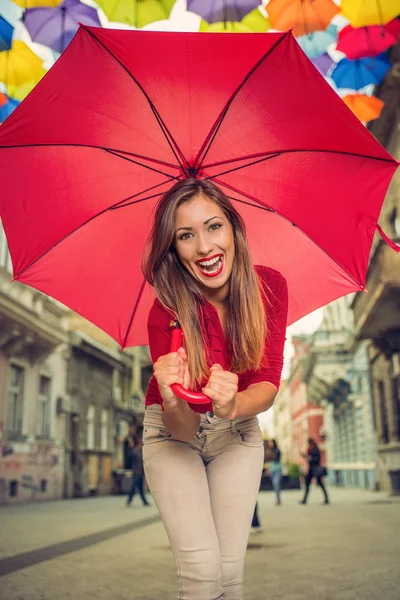 Мила дівчина з червоним парасольку — стокове фото