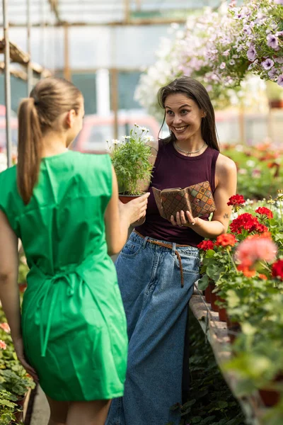 Gülümseyen müşteri kartını serada ödeme için kullanıyor..