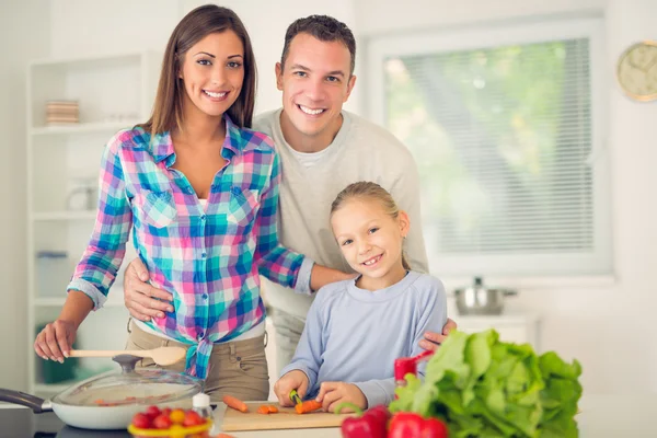 Familie in der Küche — Stockfoto