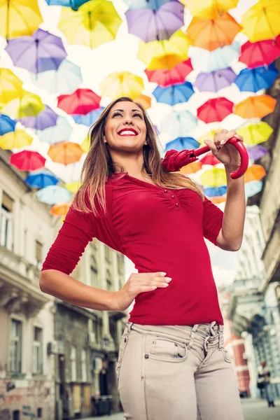 Carino ragazza in il ombrello strada — Foto Stock