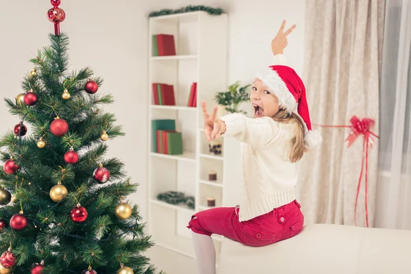 Schattig klein meisje met KERSTMUTS — Stockfoto