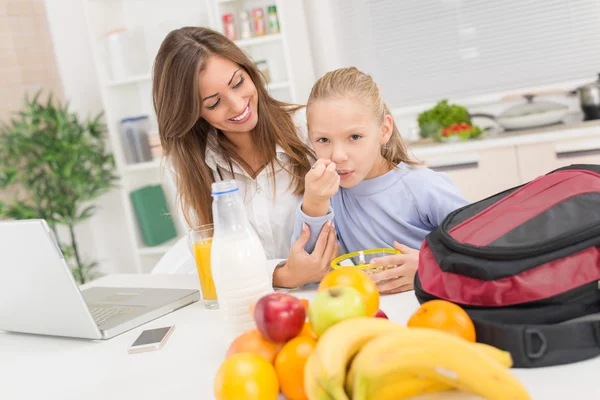 Mãe e filha na cozinha — Fotografia de Stock