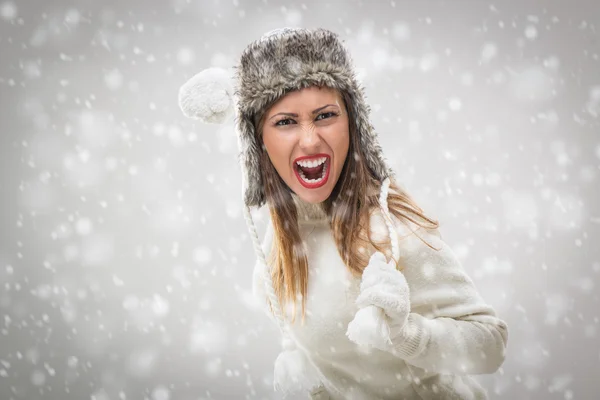 Симпатичная зимняя девочка — стоковое фото