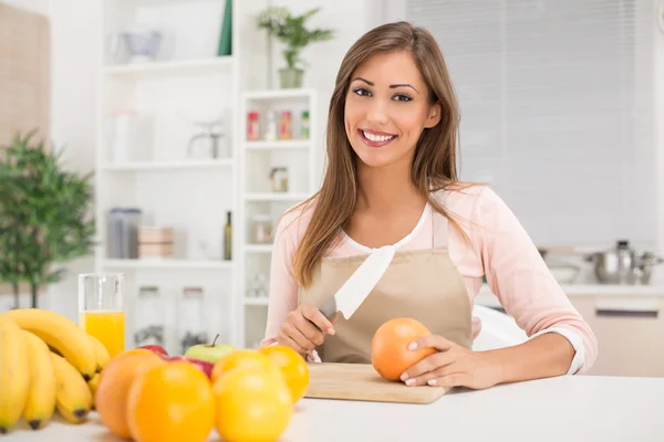 Meisje met fruit — Stockfoto