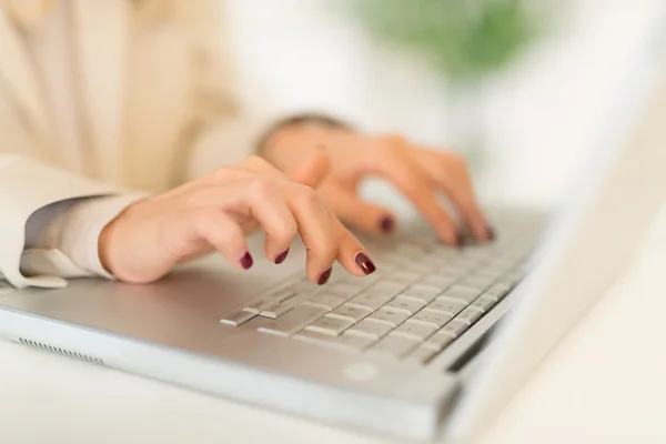 Businesswoman Working On Laptop — Stock Photo, Image