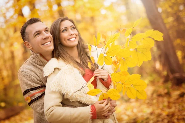 Bonito jovem casal — Fotografia de Stock