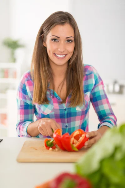 Donna in cucina — Foto Stock