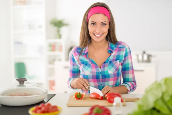 Donna in cucina — Foto Stock