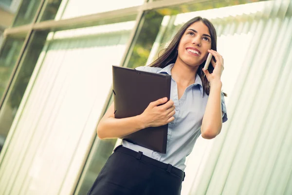 Zakenvrouw met slimme telefoon — Stockfoto