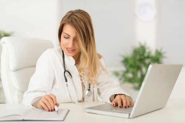 Female Doctor In The Office — Stock Photo, Image