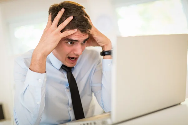 Jovem empresário stressado — Fotografia de Stock