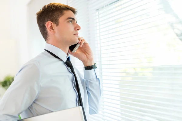 Homme d'affaires utilisant le téléphone — Photo