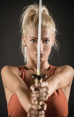 Güzel bir kadının elinde kılıç
