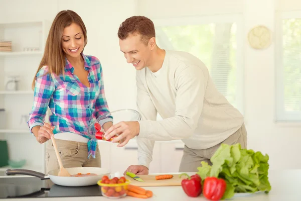 Couple In Kitchen — Stock Photo, Image