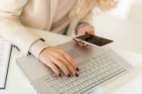 Affärskvinna som använder telefon — Stockfoto