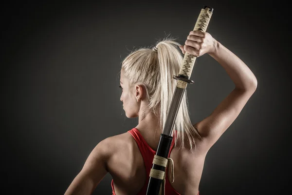 Vue arrière de la femme avec épée — Photo