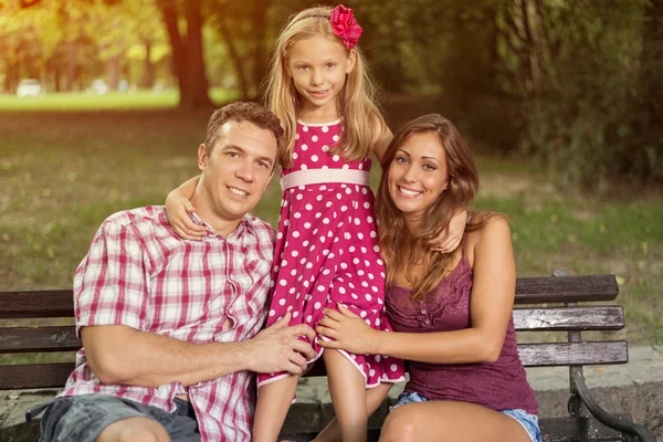 Gelukkig gezin in het park — Stockfoto