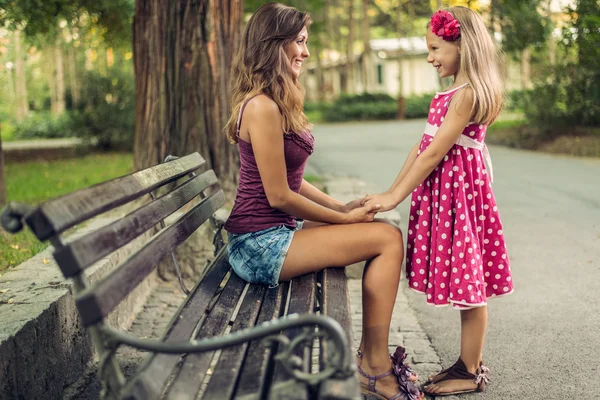 Kärleksfull mor och dotter — Stockfoto