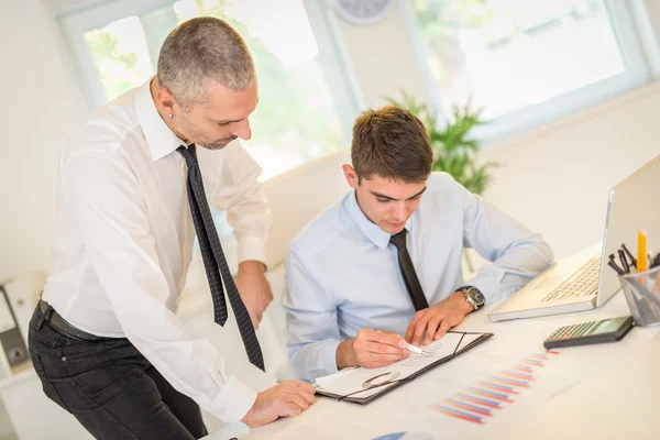 Lavoro di squadra in ufficio — Foto Stock