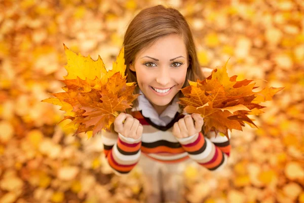 Souriant automne fille — Photo