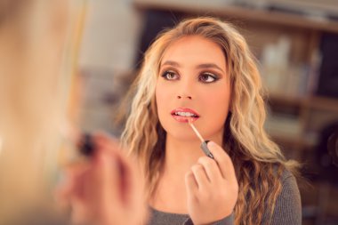 Kız uygulanan dudak parlatıcısı