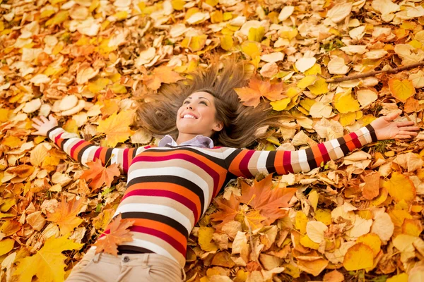 Roztomilý podzimní dívka — Stock fotografie