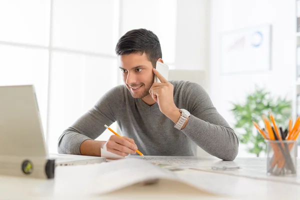 Sonriente joven empresario — Foto de Stock