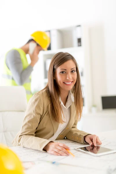 Joven arquitecto en la oficina — Foto de Stock