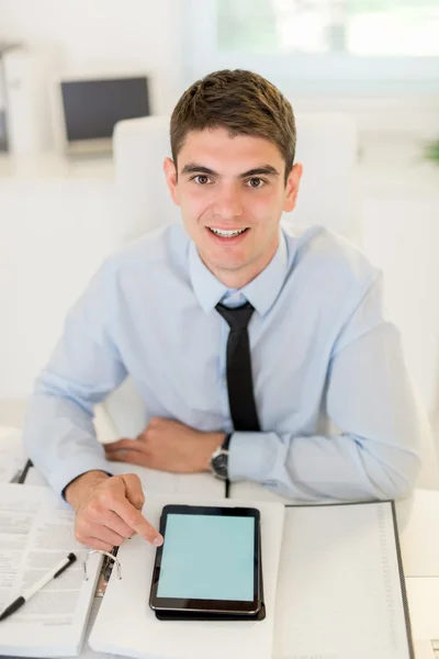 Jeune homme d'affaires avec tablette — Photo